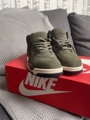 Nike air flight 89,low - Säljer ett par riktigt snygga Nike air flight 89 helt nya oanvända hör av er för frågor/bilder.                            Nypris! 1500kr!