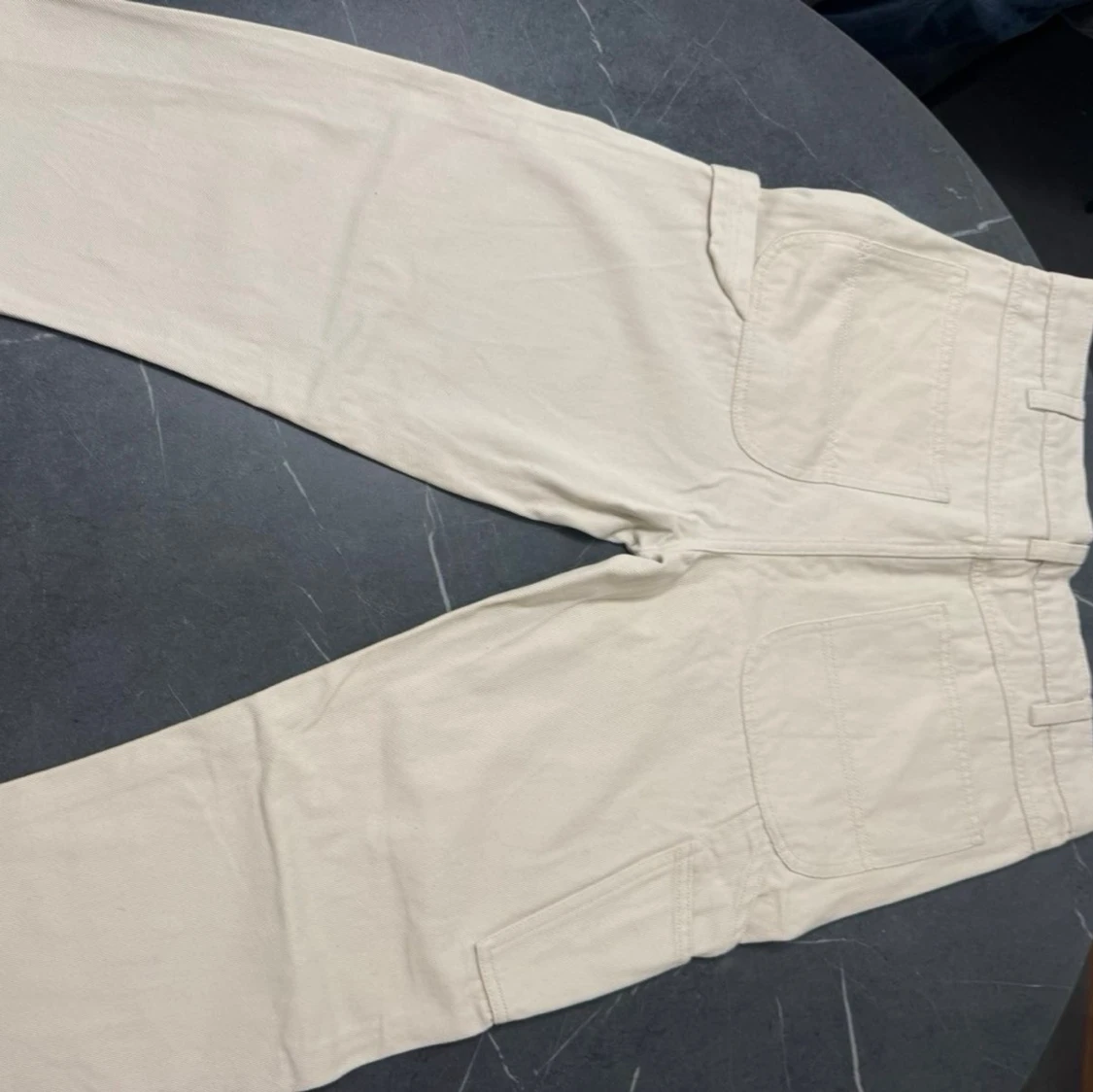 Beige cargobyxor med raka ben