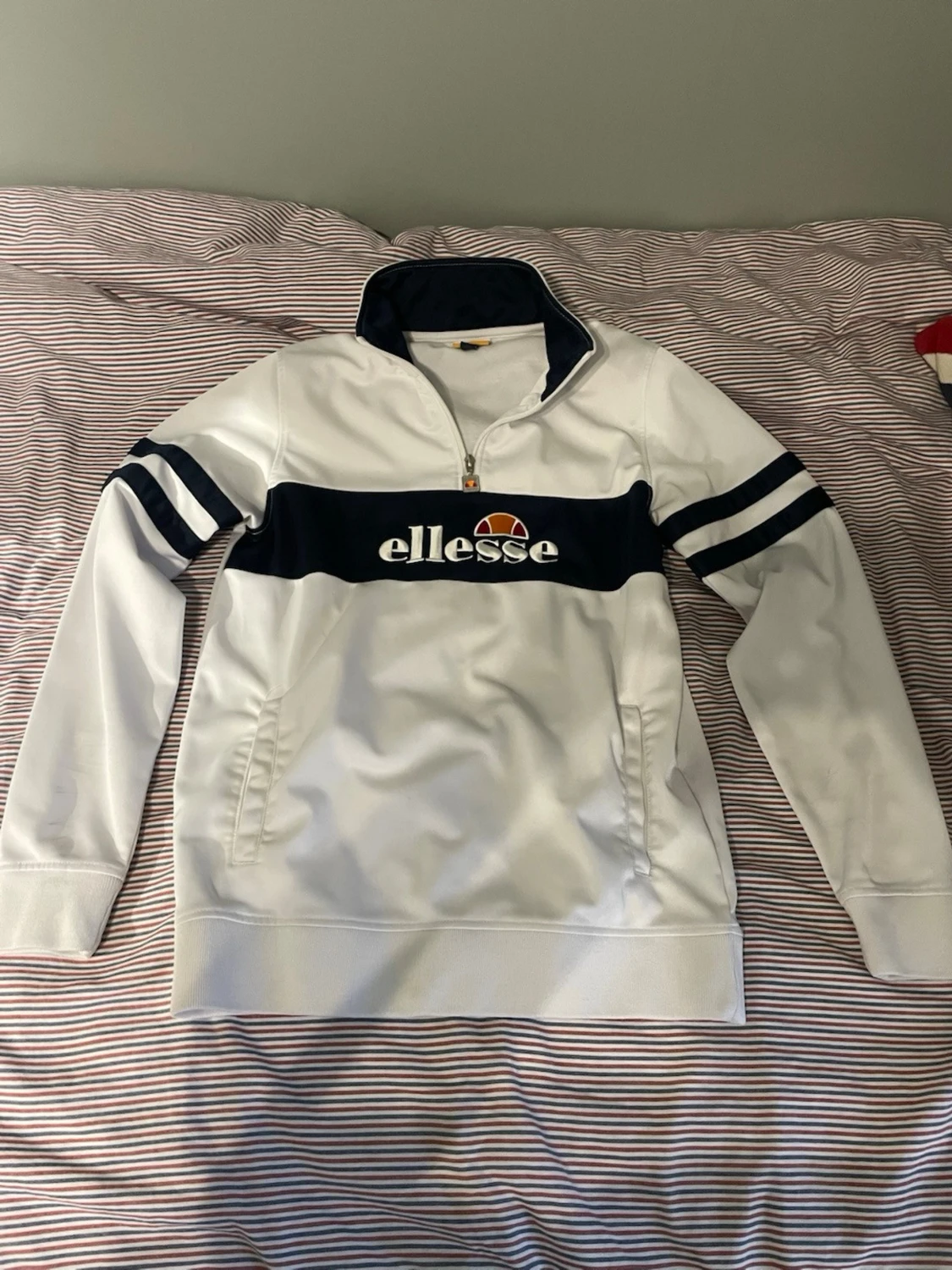 Vit och marinblå Ellesse sweatshirt