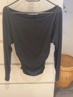 Lager topp - Svart topp från lager som är figurnära i midjan och lösare uptill, går att ha off shoulder och one shoulder, använd bara någon gång!💕