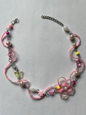Handgjort halsband - Handgjort halsband med blomma och pärlor. Gjort av rostfritt stål (304) 💕