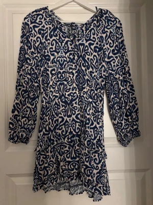 Blåvit mönstrad klänning från Zara - Säljer super söt mini klänning från Zara! Säljer då jag aldrig använder den!🩷som ny!