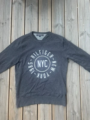 Tommy Hilfiger tröja - Riktig najs Hilfiger tröja i ett lite tunnare material. Den är luftig och passar nu till sommaren. Den är S men skulle säga att den är en aningen större i storlek. Hör av dig vid frågor eller funderingar!