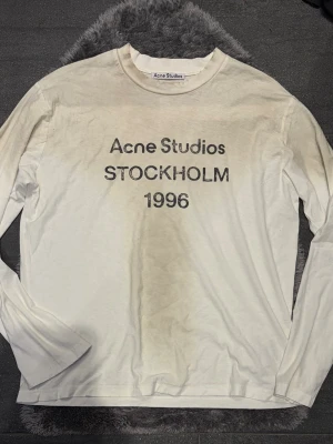 *ÄKTA* Acne Studios Long Sleeve Vit - Säljer en vit långärmad tröja från Acne Studios i storlek S med oversized passform. Använd men fortfarande i fint skick och har mycket kvar att ge. Stilren och lättmatchad, perfekt både till vardags och för en lite mer uppstyrd outfit.