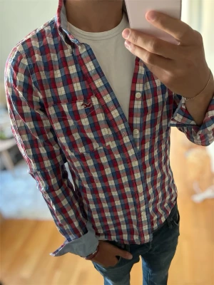 Rutig skjorta från Hollister - Schysst rutig skjorta från hollister, bra skick o passform skriv vid funderingar!