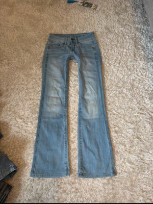 Ljusblå bootcut jeans från G-Star - Säljer ett par ljusblå jeans från G-Star med bootcut passform och klassisk femficksdesign. Jeansen är jättesnygga men var tyvärr för små för mig, köpt på vinted - markerad mycket bra skick💗