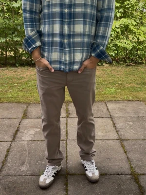 Ljusbruna jeans från Sand - Sjukt snygga beige/ljusbruna jeans chinos från Sand. Storlek W30/L30. Helt nya med tags kvar. Skriv vid frågor!