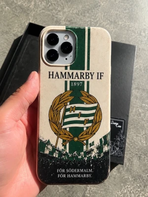 Hammarby mobilskal - finns i alla modeller - Printed In Sweden  - FINNS I ALLA IPHONE + SAMSUNG MODELLER. Sjukt snyggt Hammarby mobilskal från Design Case, tryckt i Sverige, skriv gärna vid frågor, priset är förhandlingsbart vid snabb affär och kan skicka direkt efter köpet.  Du kan dessutom designa ett eget mobilskal med dina bilder 🙌