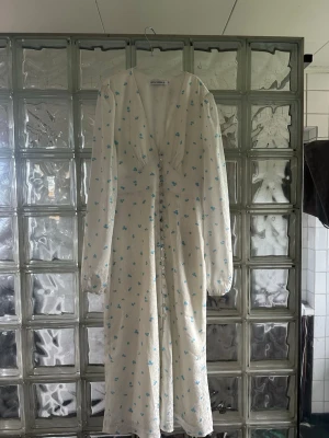 Adoore kläning - Säljer Dena super fina adoore klänningen som inte kommer till andväning tyvär! Andvänd fåtals gånger men har en knap som är halv men syns inte(bild 3) annars ny skick☺️passar mej som är S/M