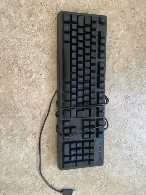Mission SG svart tangentbord USB - Säljer ett svart tangentbord från Mission, modell SG. Tangentbordet har fullstora tangenter och ansluts via USB-kabel. Tillverkat i plast med klassisk rektangulär form och svensk layout. Perfekt för dig som vill ha ett enkelt och funktionellt tangentbord till datorn.
