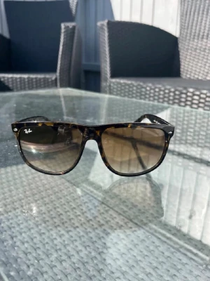 Ray-Ban solglasögon brunmelerade - Snygga solglasögon från Ray-Ban med klassisk wayfarer-form och brunmelerat mönster på bågarna. Glasen är tonade i brunt och bågarna har Ray-Ban-loggan på sidan. Perfekta för soliga dagar och ger en cool vibe.