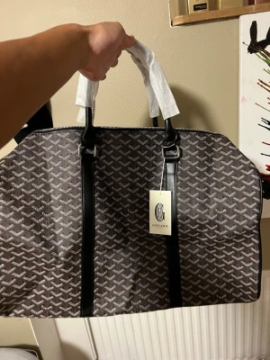 Goy4ard Duffle väska Svart/Brun - Hej, säljer nu en riktig fin duffle väska som jag aldrig använder, tag och allt är på, rymmer extremt mycket plats