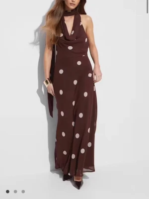 Prickig klänning  - Säljer denna superfina prickiga klänningen med öppen rygg från Gina Tricot. Perfekt nu till sommaren🌸Klänningen är helt oanvänd och alla lappar finns kvar! Skriv privat vid frågor🤗(nypris 700kr)