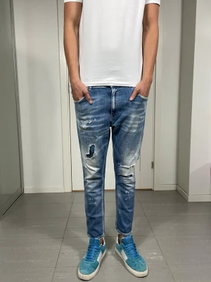 Dondup Jeans - Säljer nu dessa Dondup Jeans med snygga slitningar o färgstänk i populär design, skriv för fler bilder/frågor🙌🏼