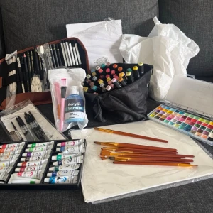 Konstpaket- bundle - Säljer ett stort paket med konst- och målarprylar, perfekt för dig som gillar att måla, skissa eller vill testa olika tekniker. Allt på bilden ingår.  I paketet får du: • 24 akrylfärger • 3 canvasdukar (18x24 cm) • Bordsduk/skyddsduk • 16 skisspapper A4 (29,7 x 21 cm) • Akvarellfärgpalett • Penslar/ Akvarellpenslar i olika storlekar och former • Alkoholmarkers/tuschpennor i flera färger • Skisspennor, blyertspennor och ritverktyg • Acrylic varnish (glanslack) • Övriga tillbehör som syns på bilde