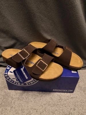Birkenstock Arizona - Mörkbruna Birkenstock Arizona sandaler i Mocka || Storlek 41 || Skick 10/10 || Box medföljer || Fraktar inom 24 timmar 