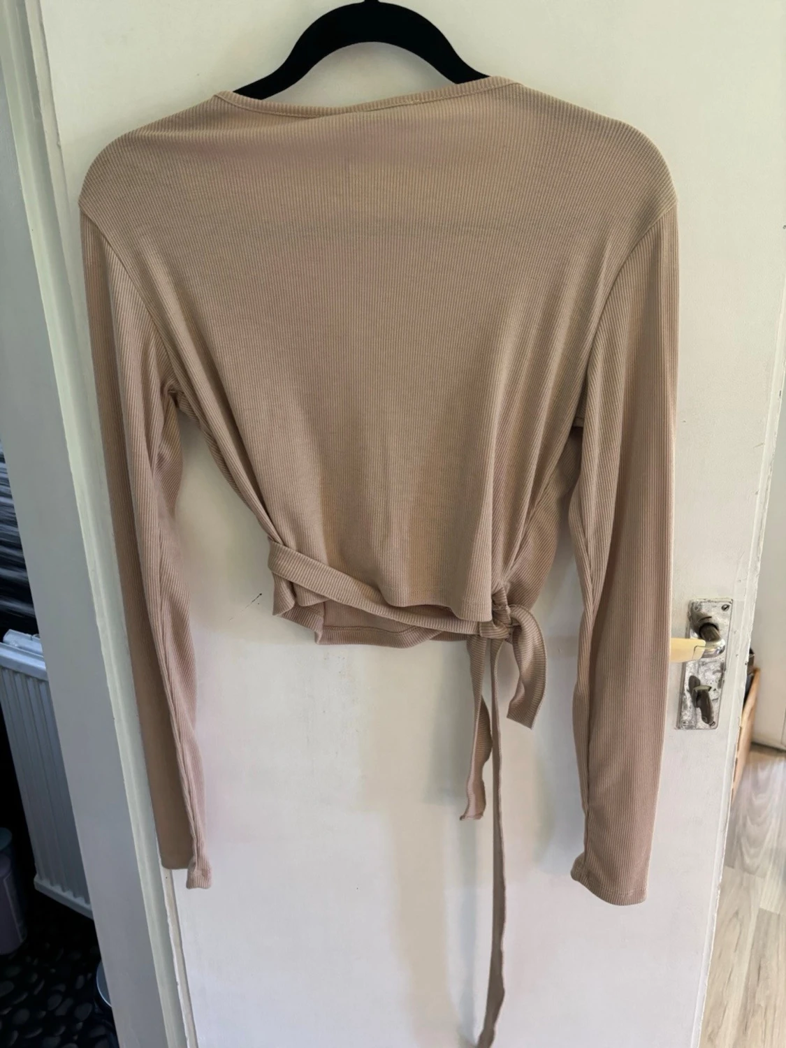 Beige omlottopp från NA-KD - 1