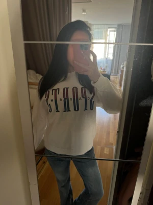 Sweatshirt  - Gullig sweatshirt ifrån Gina tricot 🥰 knappt använd och i ett jättefint skick 🙏 priset kan diskuteras vid snabb försäljning. Skriv för fler bilder med tröjan på! 
