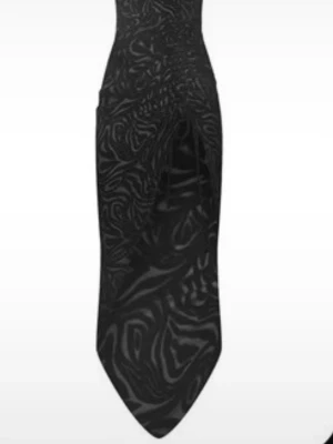 Svart långklänning med zebra-mönster - Säljer en svart långklänning med transparenta partier och ett coolt zebramönster. Klänningen har en figurnära passform och är ärmlös med en djup v-ringning. Perfekt för dig som vill sticka ut med en unik look.