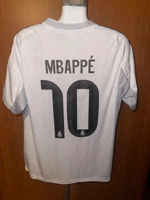 Real Madrid Mbappé hemmatröja - Säljer en helt ny Real Madrid Fotbollströja i storlek M. Hör av er om ni har några frågor.