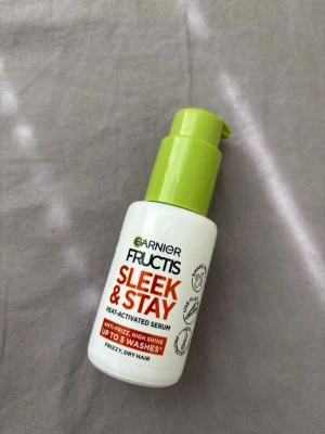 Garnier Fructis Sleek & Stay serum - Garnier Fructis Sleek & Stay är ett värmeaktiverat serum för frissigt och torrt hår. Kommer i en vit plastflaska med grön pump. Ger glans och anti-frizz-effekt som håller upp till 5 tvättar. Perfekt för dig som vill ha slätt och glansigt hår. Använd 1 gång.