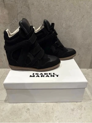 Svarta Isabel Marant Bekett wedge sneakers - Isabel Marant Bekett sneakers i nyskick. Köpta här på plick. Endast använda en gång av den ursprungliga säljaren och aldrig använda av mig då de tyvärr var för stora. Den tidigare säljaren köpte dem på Isabel Marants hemsida för 6500 kr och originalkvitto finns, det är bara att skriva om bild önskas eller om ni har några frågor.💗