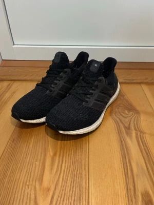  Adidas Ultra Boost 3.0 Core Black (Stl 46) - Säljer ett par superbekväma Adidas Ultra Boost 3.0 "Core Black" i storlek 46 (US 11.5). Skorna är använda men i bra skick. Ovansidan i Primeknit är hel och fin, medan den vita sulan har lite normalt slitage och ytlig smuts (se bilder). Perfekta och riktigt sköna vardagsskor! Skickas snabbt. Flexibel med priset. Skriv vid frågor! 