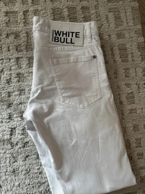 Dsquared 2 White bull - Äkta dsquared 2 white bull jeans till salu, använd 1 gång då dem är lite för stora på mig. 
