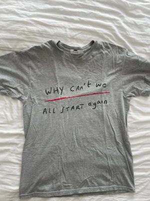 Grå t-shirt med texttryck - Säljer en grå t-shirt från Topman.