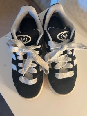 Billiga Adidas svarta Campus 00 - Säljer nu mina svarta adidas campus 00 då de inte används. Säljs billigt då de varit välanvända. Finns kvar tills markerat såld. 💕