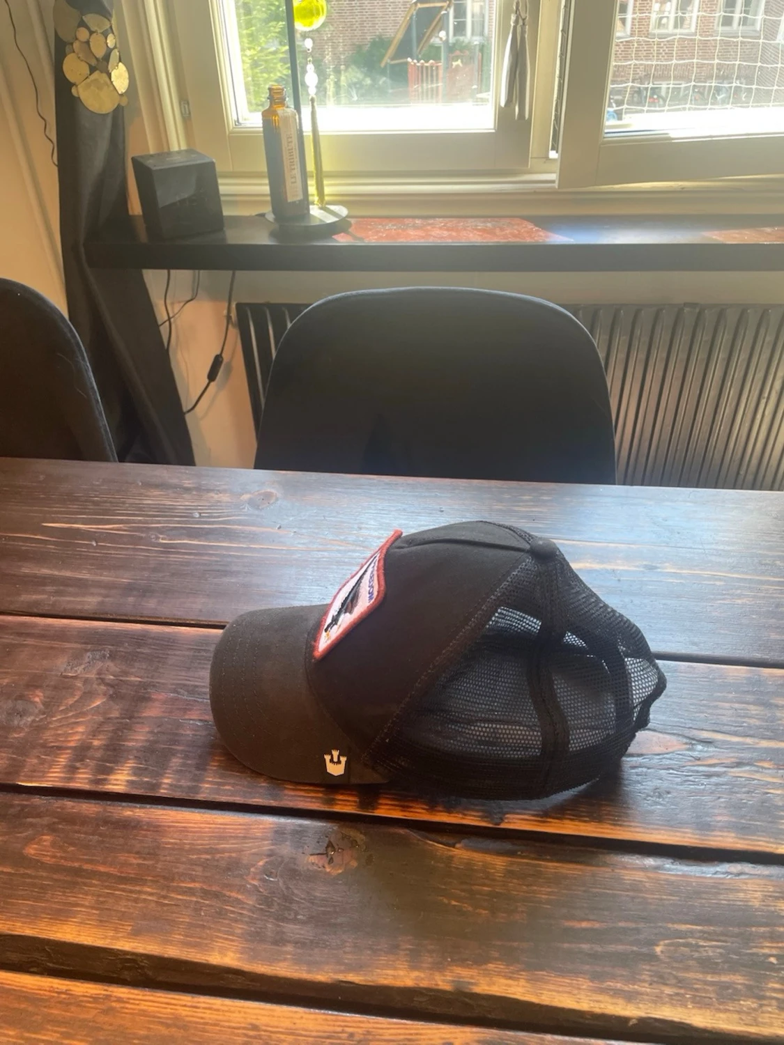 Svart truckerkeps med örnpatch - 1