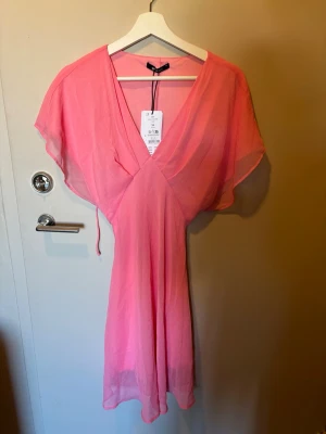 Rosa klänning  - Rosa klänning från gina tricot, passade inte riktigt mig men hade inte tiden att lämna tillbaka.  Så den e helt ny, precis upppackad ur förpackningen. Nypris 499kr säljer för 399kr 