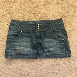 Jeanskjol  - Snygg mörkblå jeanskjol från Blue Berry i storlek M. Jag tycker själv att storlek upplevs mindre, närmare S. Kjolen är lågmidjad och det finns inga tydliga defekter. Det ända jag kan påpeka är att en liten blomma har lossnat på den vänstra fickan, men det är inget som påverkar hur fickan sitter fast! 🥰🥰