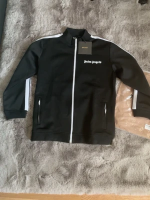  Palm Angels Zip - Svart Zip från Palm Angels OBS🐼Står Xl på tagen men sitter som L Typ Aldrig använd och allt og följer med