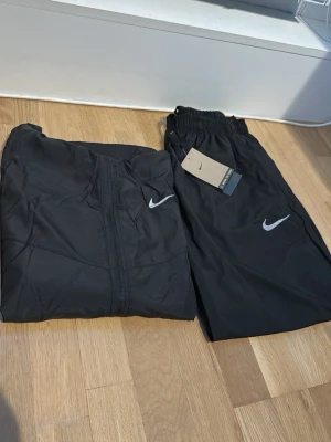 Svart träningsset från Nike - Nike tracksuit, BYXA och VINDJACKA. Mått kan skickas vid intresse även fler bilder 