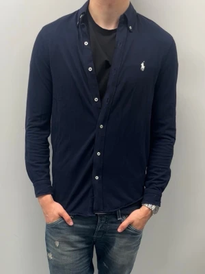 Ralph lauren skjorta - Ralph Lauren skjorta (Featherweight mesh) i fint skick utan defekter. Storlek S Modellen är 185 cm och väger ca 75 kg och den är för liten. Skickas oftast samma eller nästa dag🚚📦