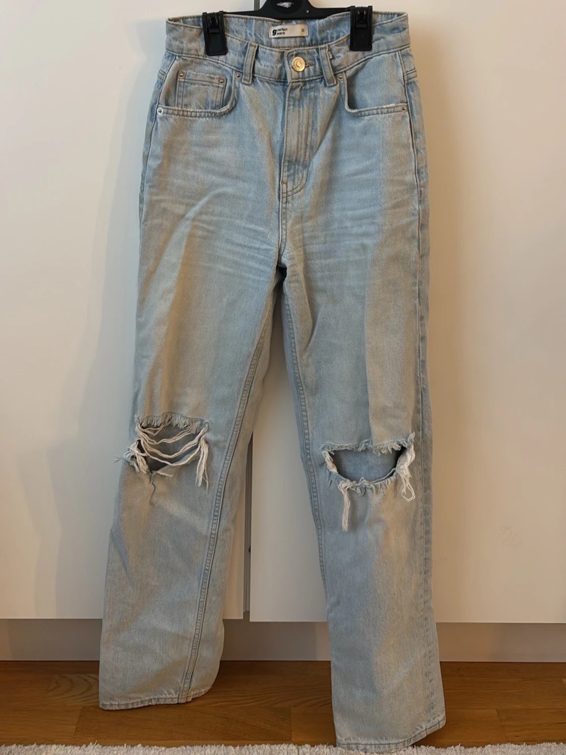 Ljusblå ripped jeans