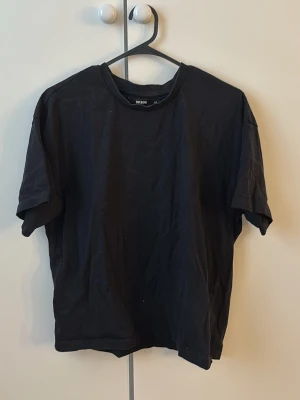 Svart basic t-shirt från BikBok - En enkel svart t-shirt från BikBok i storlek XS. Gåva vid köp!🎁