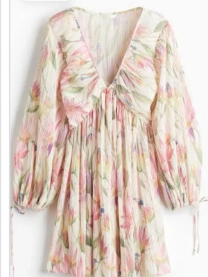 Populär blommig klänning H&M - Superfin kortklänning från H&M i storlek 34! Använd 1 gång🥰💐