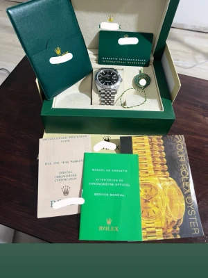 Ingen Datejust silver herrklocka - Snygg D@tejust 41mm. SuperCl@ne CF.       Helt ny, inte använd. Box och allt medföljer med den.  Skriv för mer information och bilder 