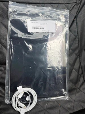 Apple iPad (A16 WiFi) 128GB Silver - * 10,9-tums Retina-skärm * 128 GB lagring * Wi-Fi * Snabb och modern Apple-processor * Perfekt för streaming, studier, arbete och surf      Surfplattan är i nyskick utan kända anmärkningar. Det medföljande fodralet är nytt och ger bra skydd direkt från första dagen.  Skickas väl emballerad efter betalning