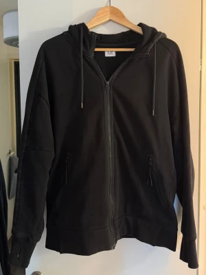 CP Company cardigan  - Svart CP Company cardigan med detaljer på luvan 🌟🌟