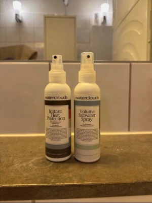 Waterclouds hårsprayer duo - Två stylingprodukter från Waterclouds: Instant Heat Protection och Volume Saltwater Spray. Båda kommer i vita sprayflaskor med stilrena etiketter. Perfekta för dig som vill skydda håret mot värme och skapa volym med saltvattenspray.