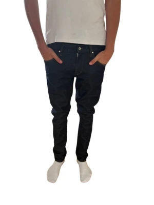 Mörkblå slim fit jeans från Tiger of Sweden - Säljer ett par mörkblå slim fit jeans från Tiger of Sweden. Jeansen har klassisk femficksmodell, raka ben och snygga kontrastsömmar. Tillverkade i ett stadigt denimtyg som ger en clean look. Perfekta för dig som gillar stilrena och moderna jeans.