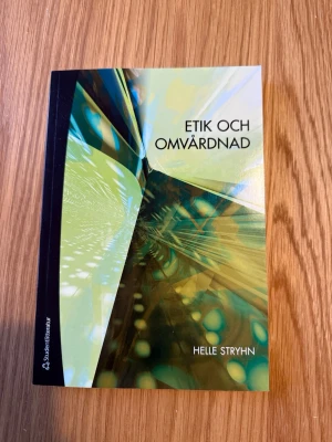 Etik och omvårdnad - Kursbok i etik och omvårdnad av Helle Stryhn. Boken har ett abstrakt omslag i grönt, gult och svart och är tryckt i mjukt omslag. Passar för dig som studerar vård, etik eller sjuksköterskeprogrammet.