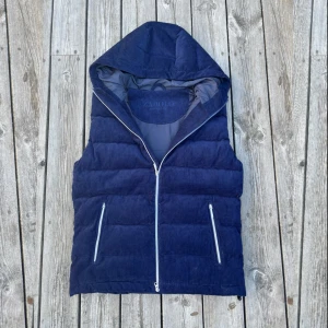 Marinblå dunväst från Zadolo - Utrensning!! Pris: 500. Helt nya. Västar finns även på: www.zadolo.shop. Storlekar: XS-S-M-L