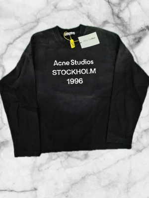 Acne studios unisex tröja  - Säljer en acne studios tröja som är unisex . Köptes förra året i nätet 😊 har kvart taggs 
