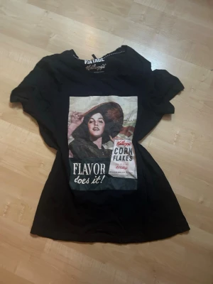 Vintage cornflakes t-shirt - Retro svart cornflakes t-shirt. Köpt secondhand så har några små sprickor i trycket sen innan men inget som man lägge rmörket till. Är öppen för egna prisförslag och om ni vill ha fler bilder så fixar jag det!❤️