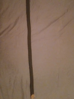 Svart flätat bälte med läderdetaljer - Säljer ett svartt flätat bälte med snygga ljusbruna läderdetaljer i ändarna och en stilren metallspänne. Perfekt för att ge din outfit en cool touch. Bältet är flexibelt och passar till många olika stilar.Priser kan diskuteras!