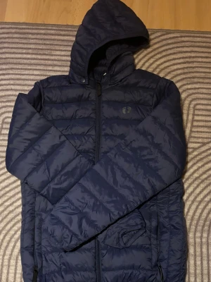 Hangten jacka  - Snygg hangten mörkblå vårjacka storlek 158/164 den är i väldigt bra skick  